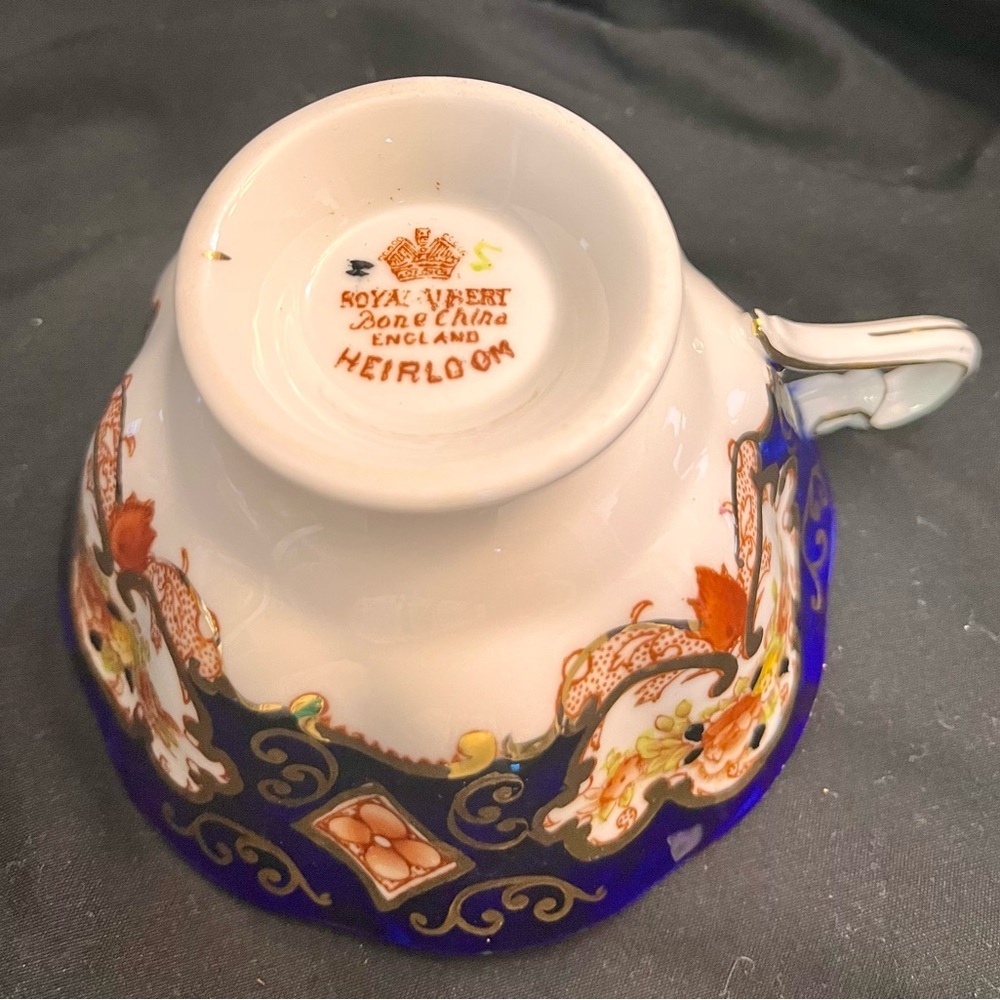 Royal Albert Heirloom Teacup Saucer Set Bone China England Imari Cobalt Gold VTG - Picture 3 of 17